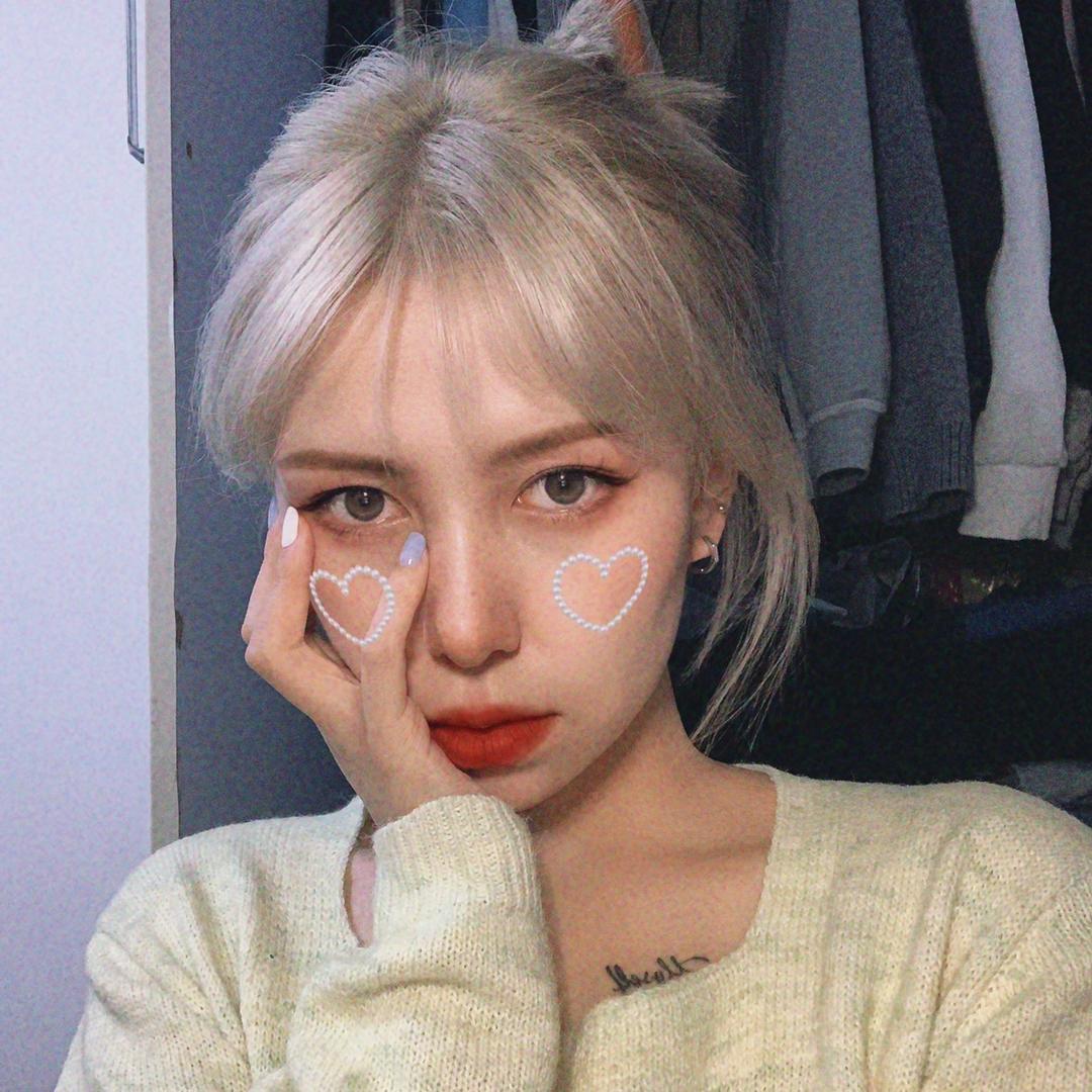 她