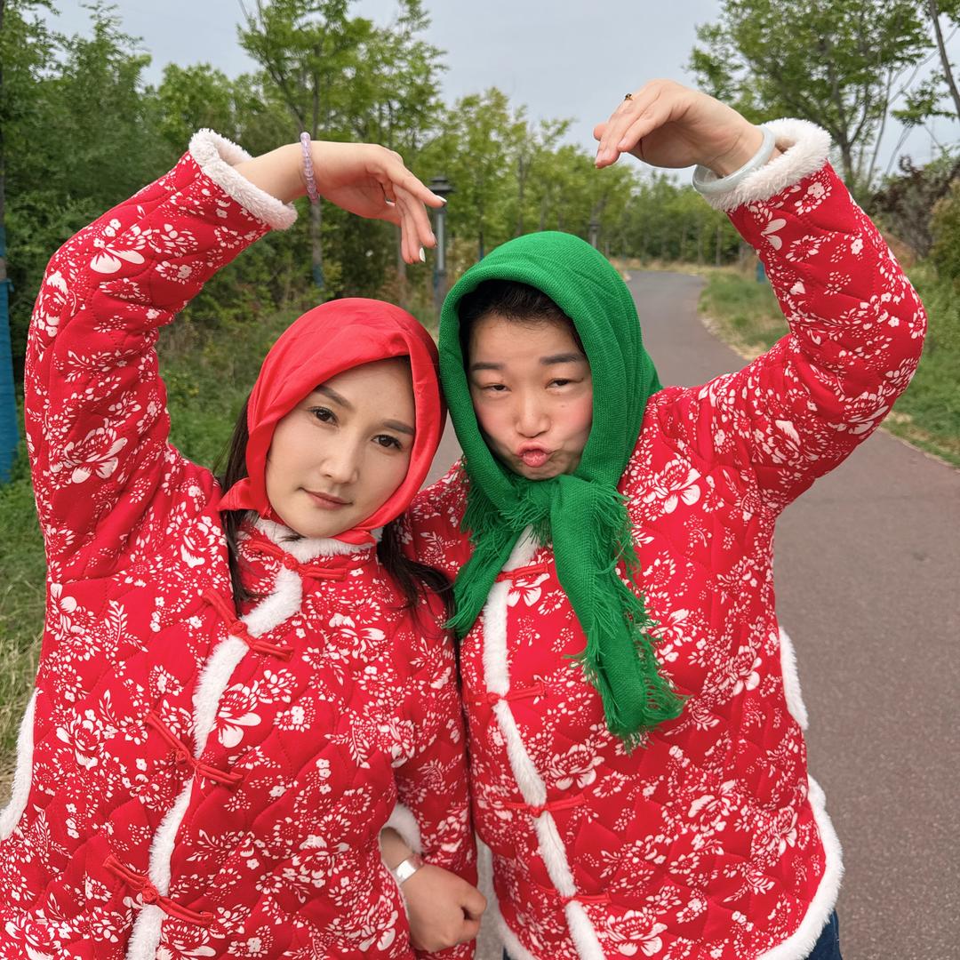 @两个叉翘（姐妹俩）