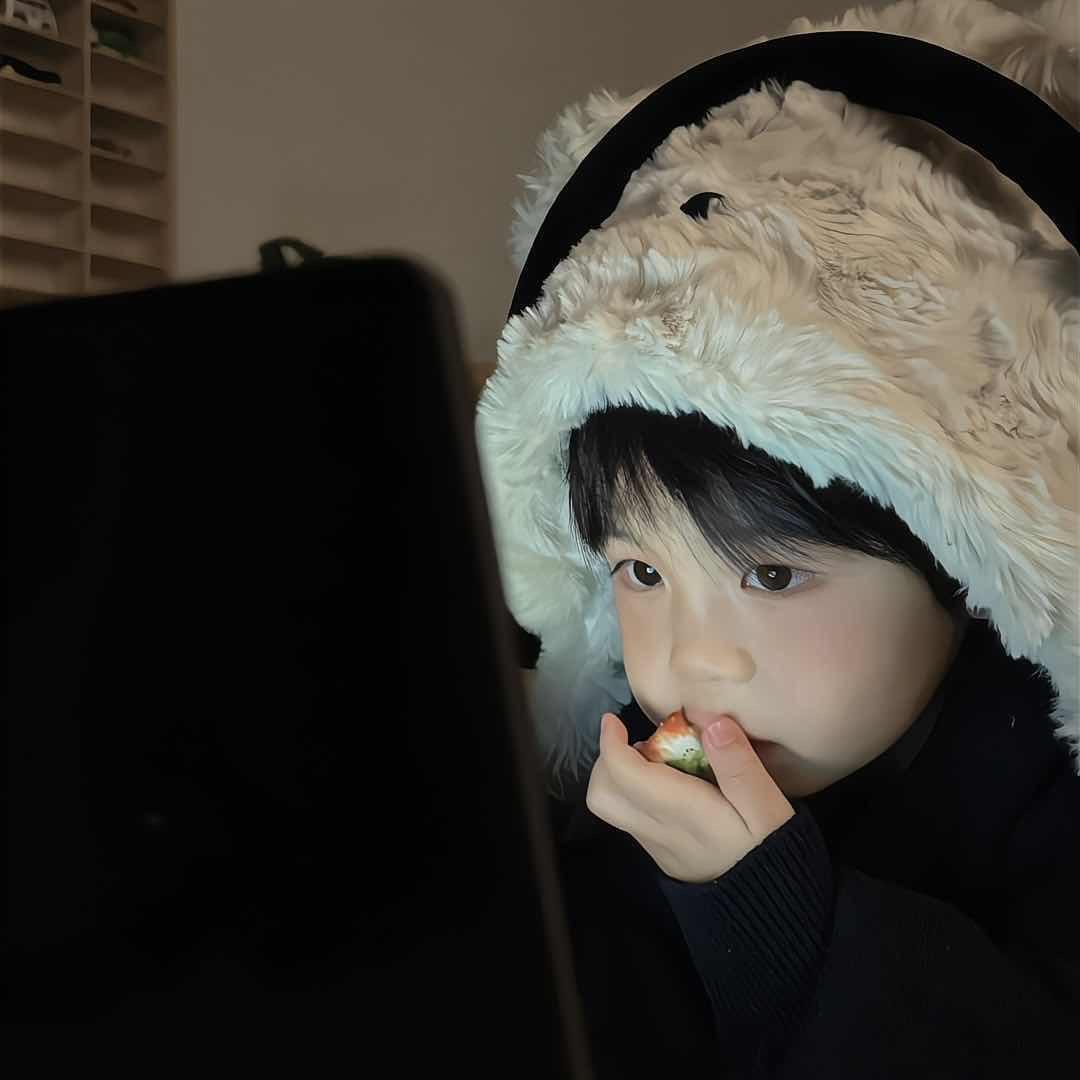 别抢我辣条啊