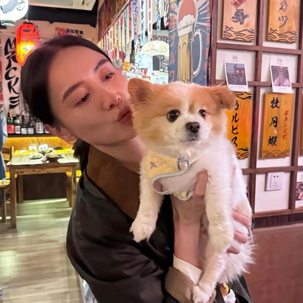 阿佳.