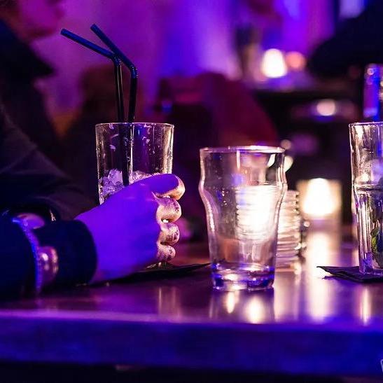 杯空人散心不散