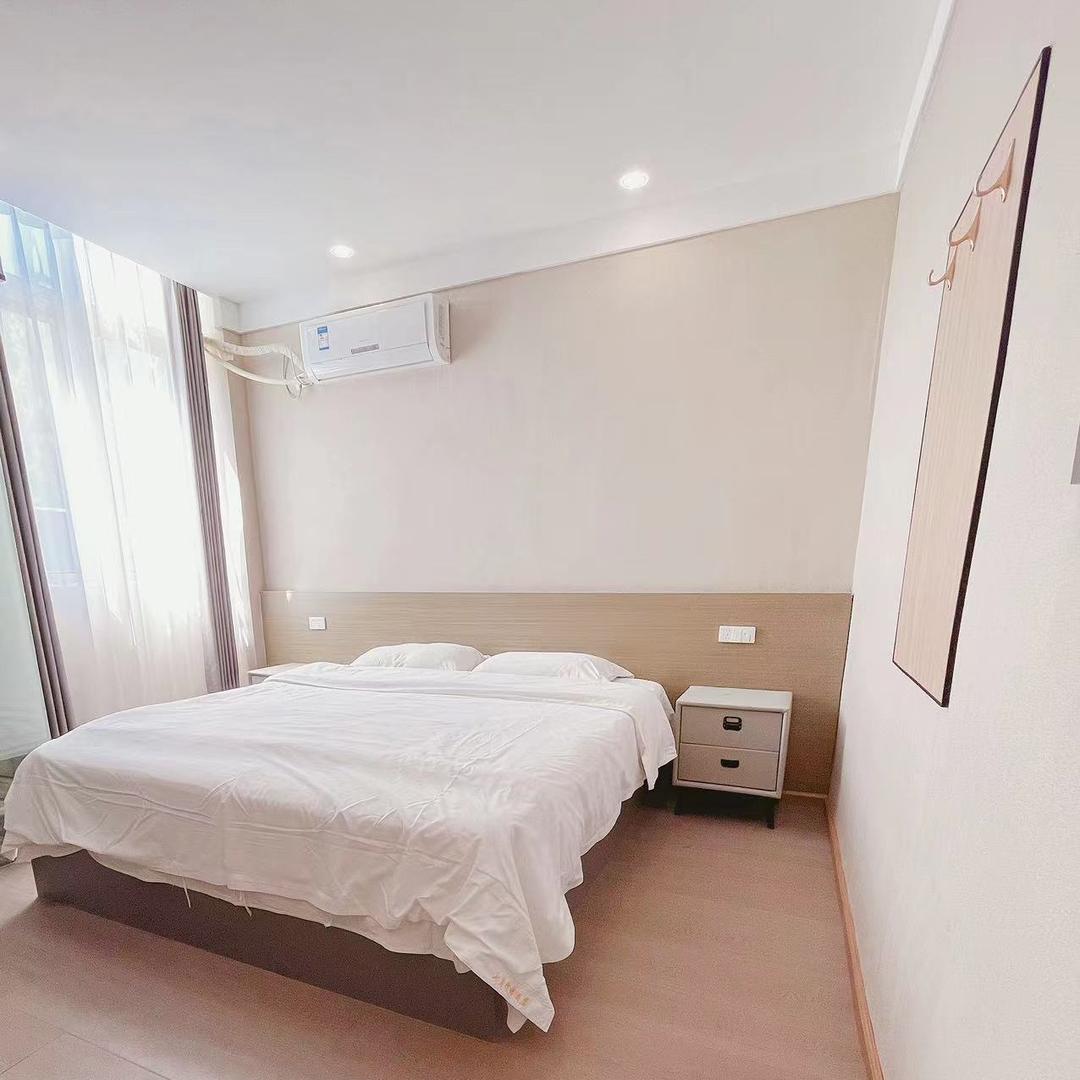 镇宁自治县七月信诺酒店