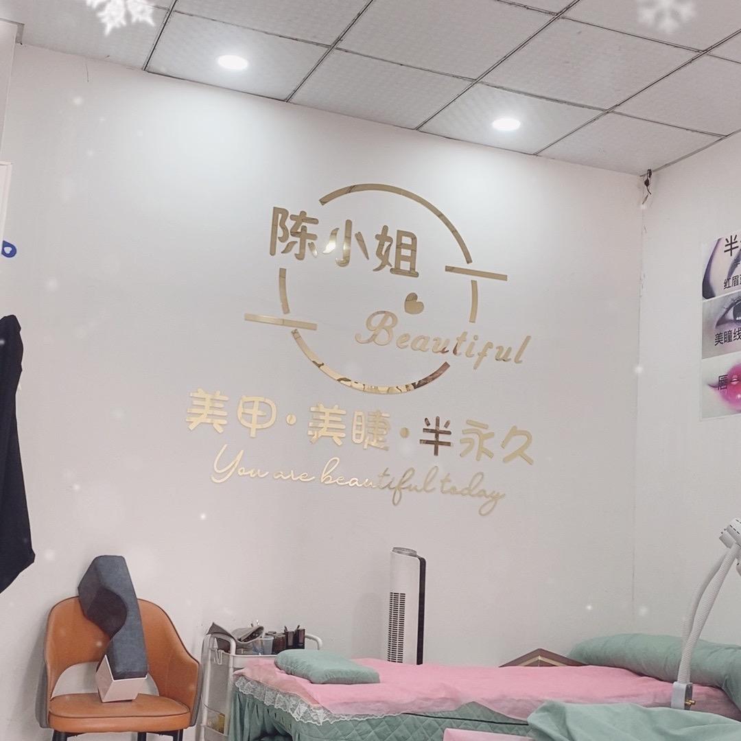 下雨中的女孩