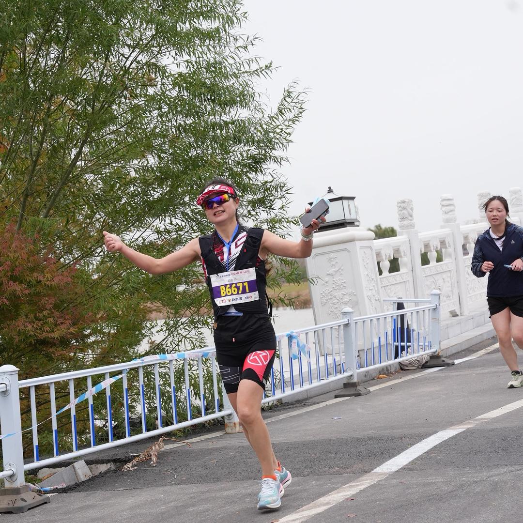 汊河美食街亮点精品女装店