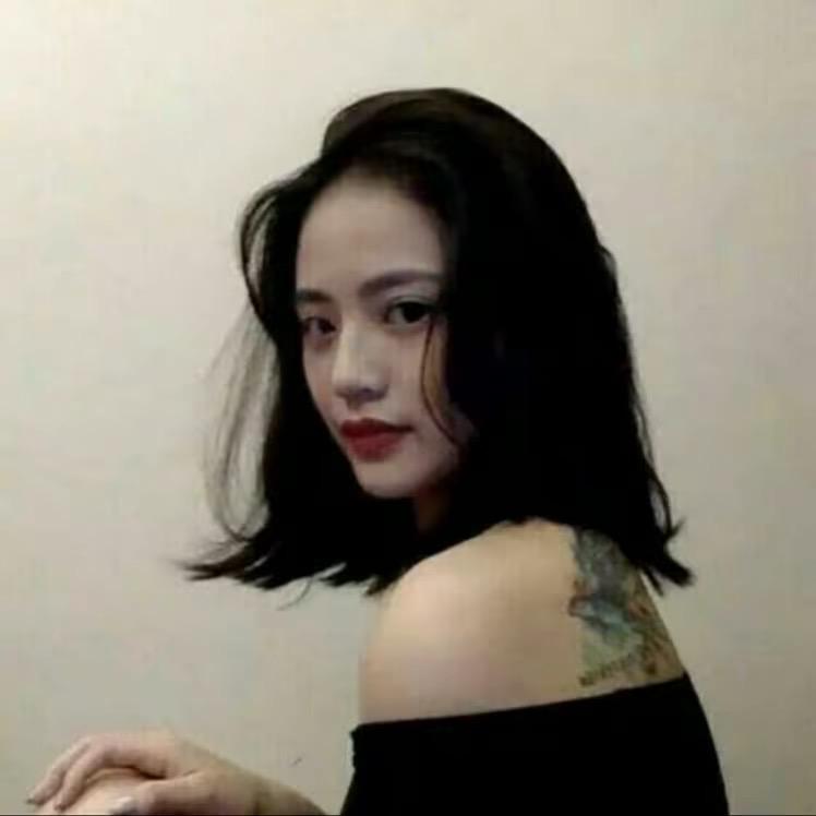 茜.