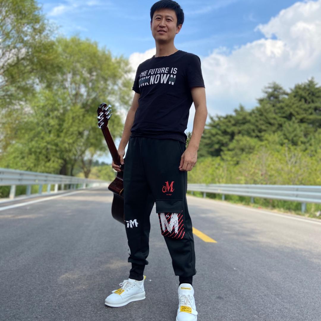 主持人 董星熠