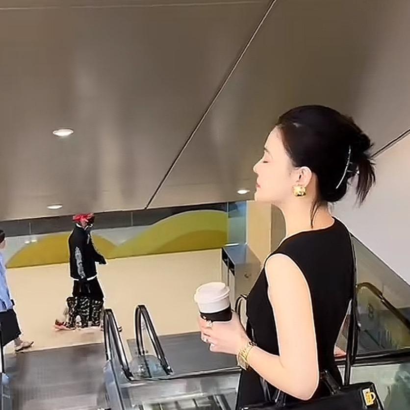 袁艺灵精致穿搭