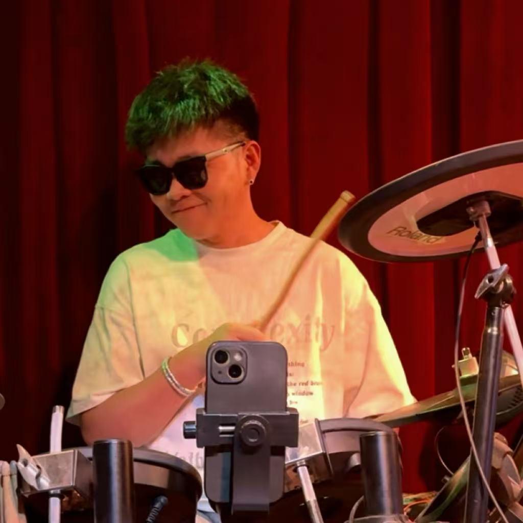 周周打鼓（正在练吉他）