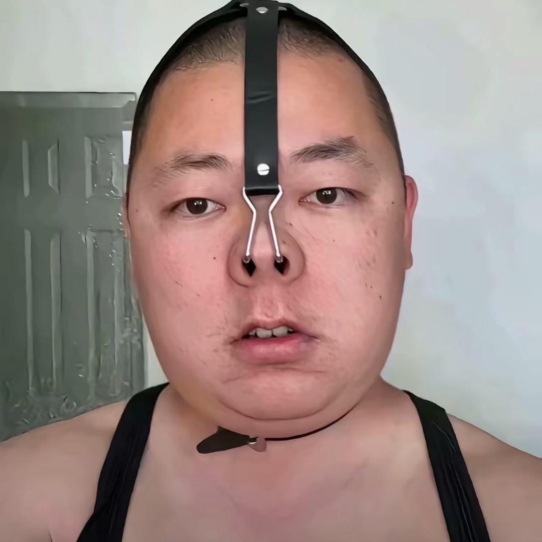 把伞伸进讨厌的人的屁股里撑开并旋转