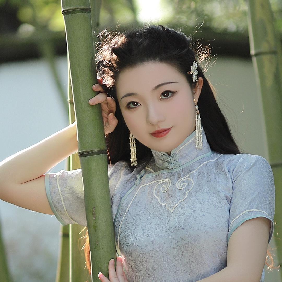 爱穿旗袍的何必（重生归来版）