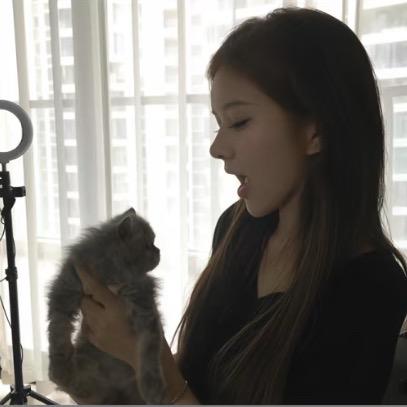 음.