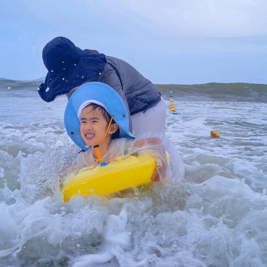 追逐光的小女孩