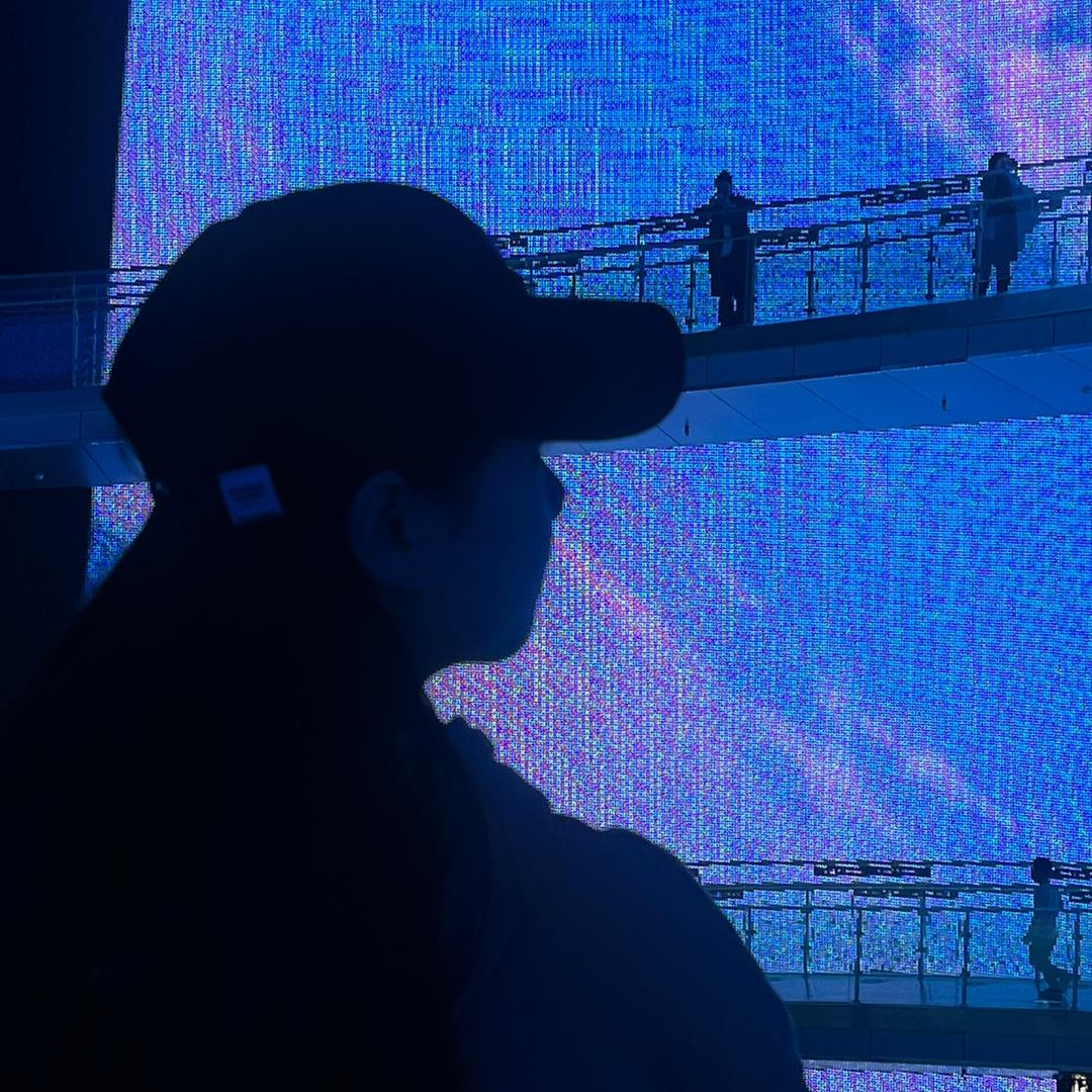 一閃即過
