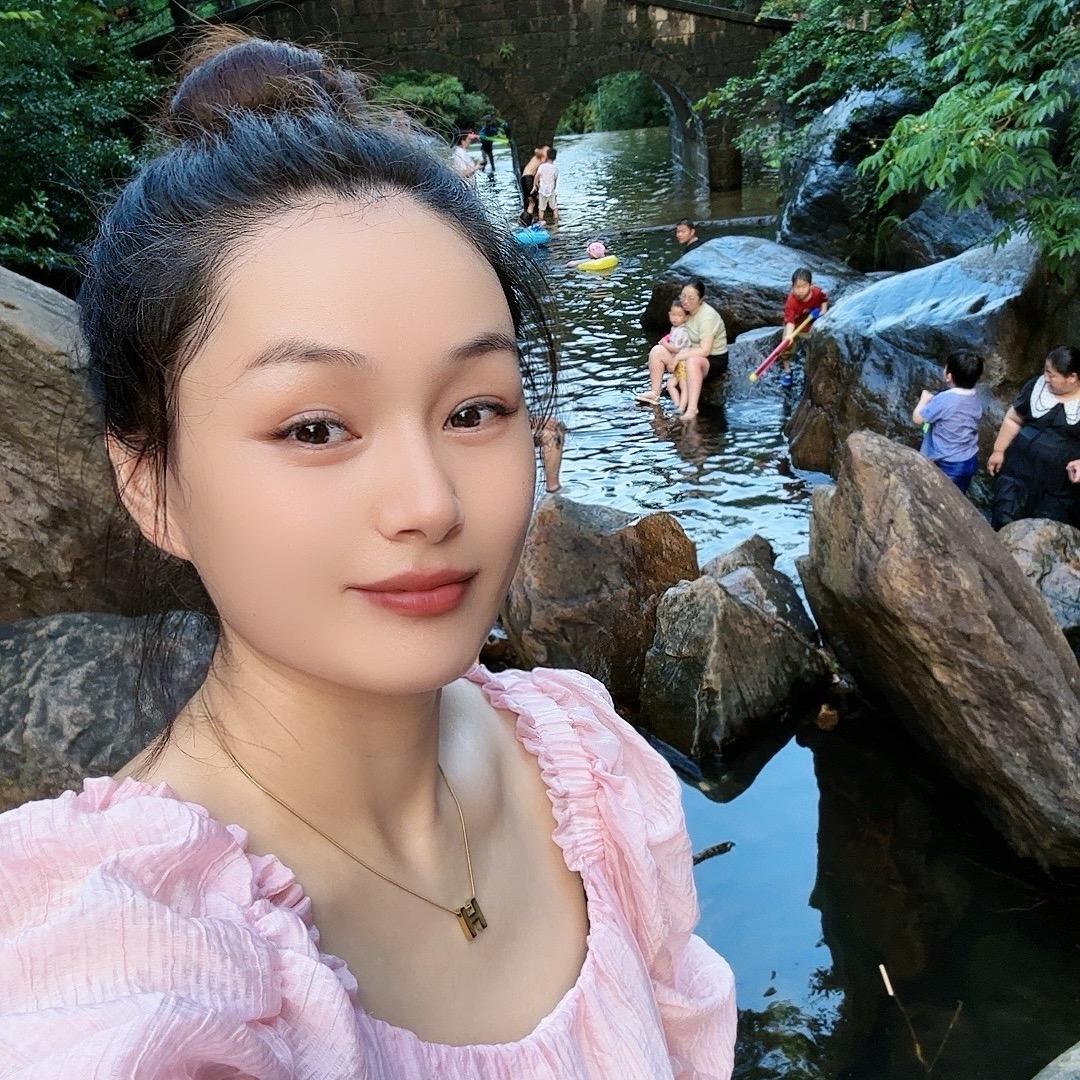 耿棚卢大婷女装工厂店