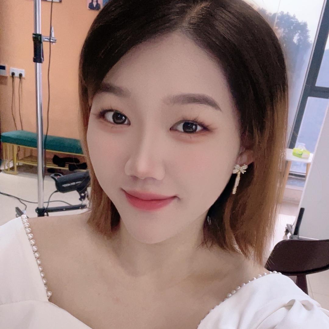 梁小姐玩木头