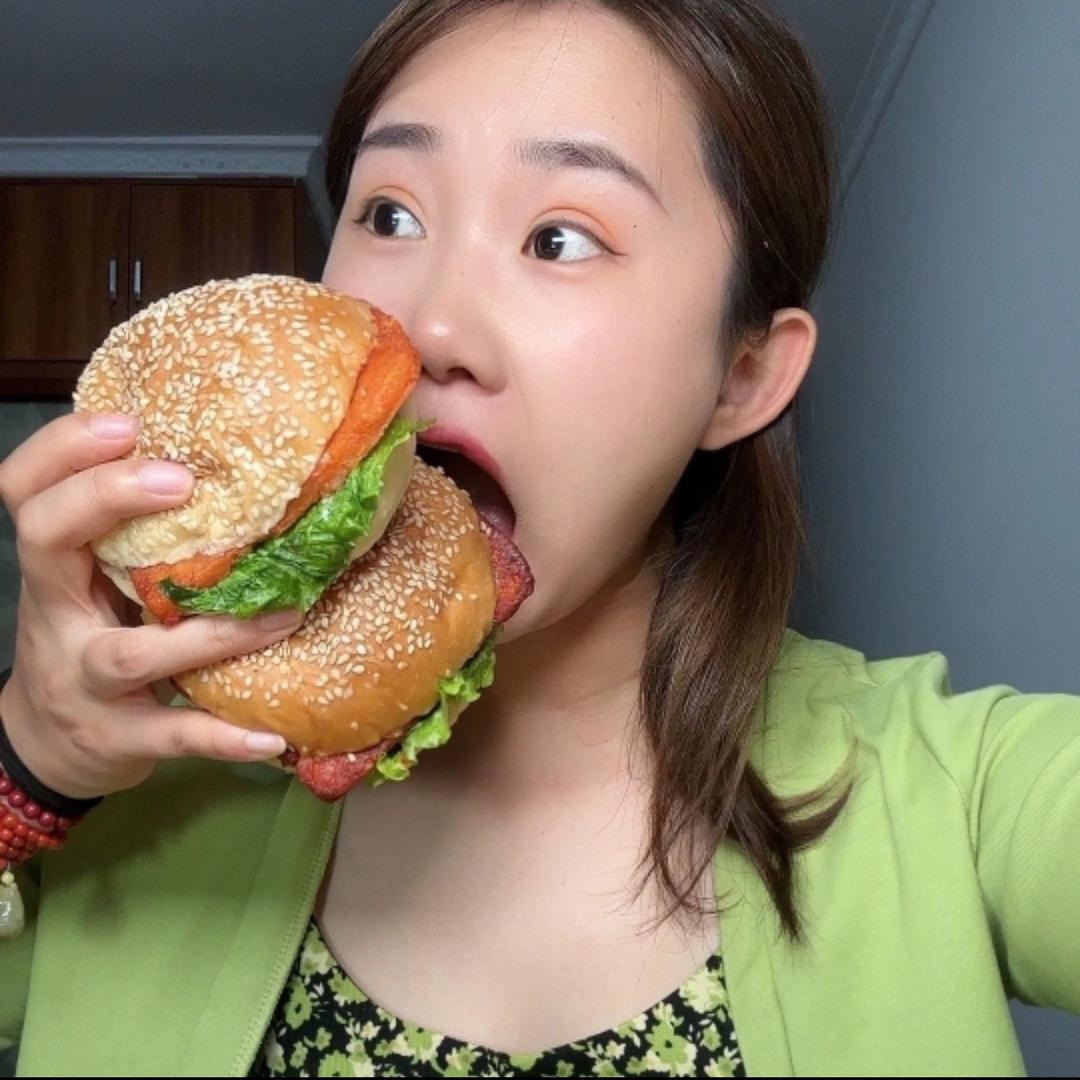 贪吃的糖小小