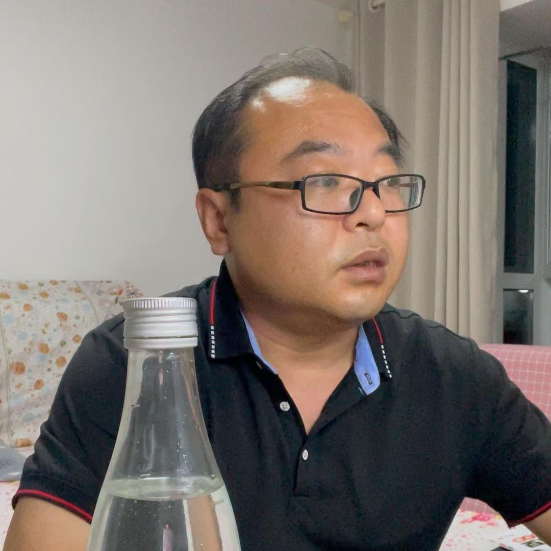 谢顶蔡叔爱品酒