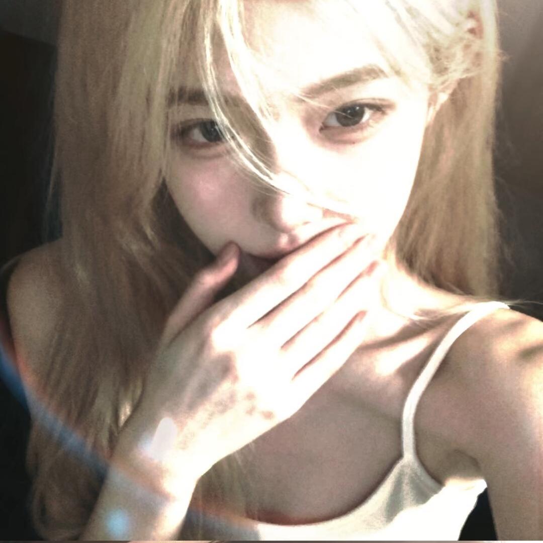才不会脸红