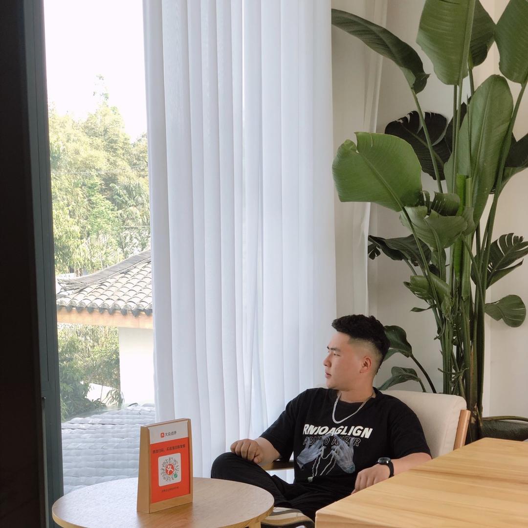 侯睿—77名车租赁