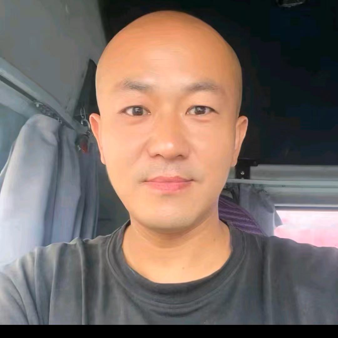 小光头卡车司机