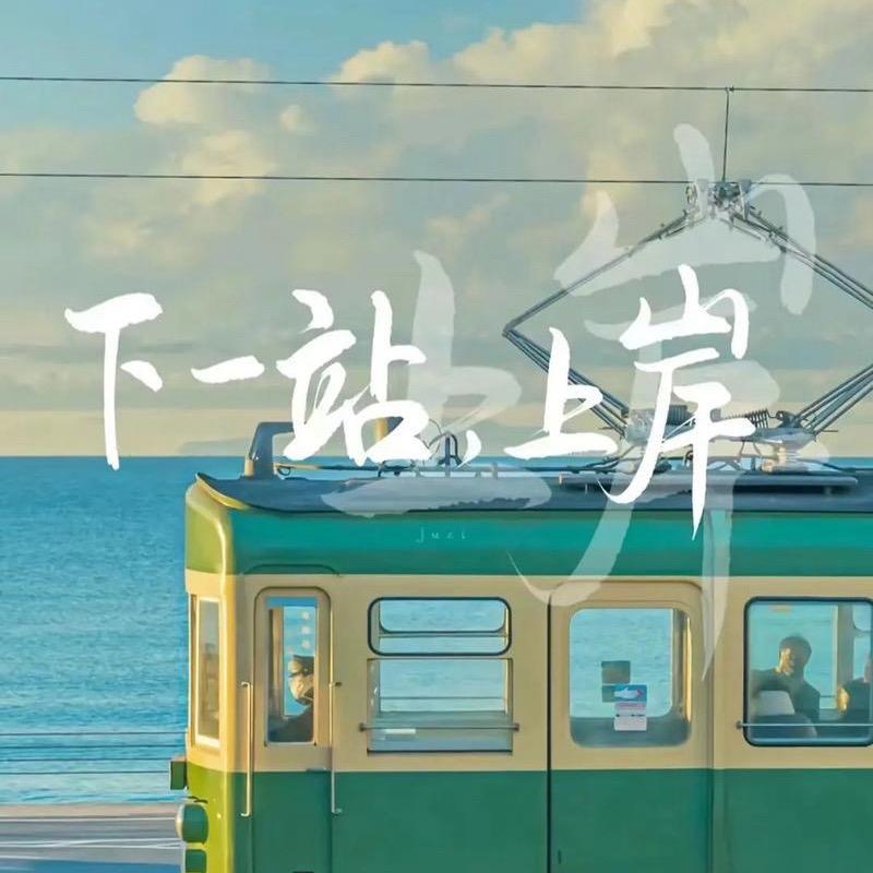 大鹏展翅翱翔天空