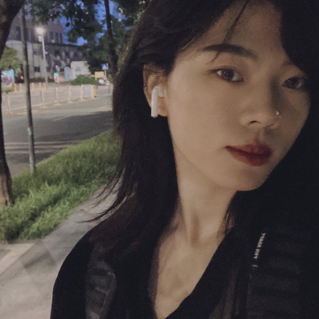 在山的那边海的那边有一只蓝精灵