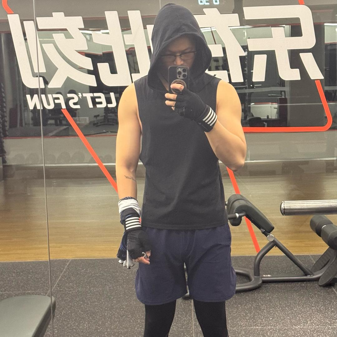 努力健身的大叔