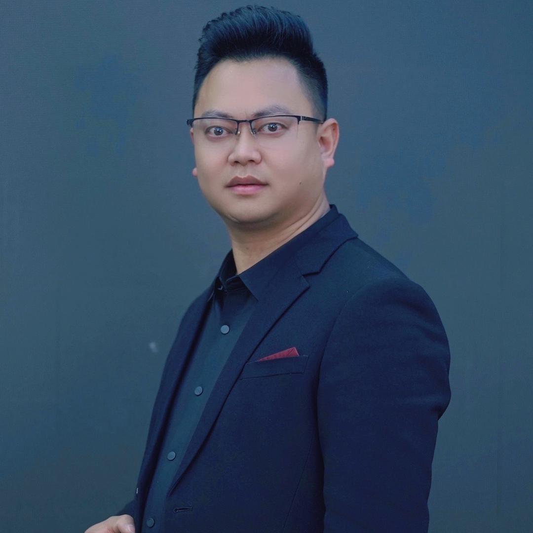 何嘉乐♞导演