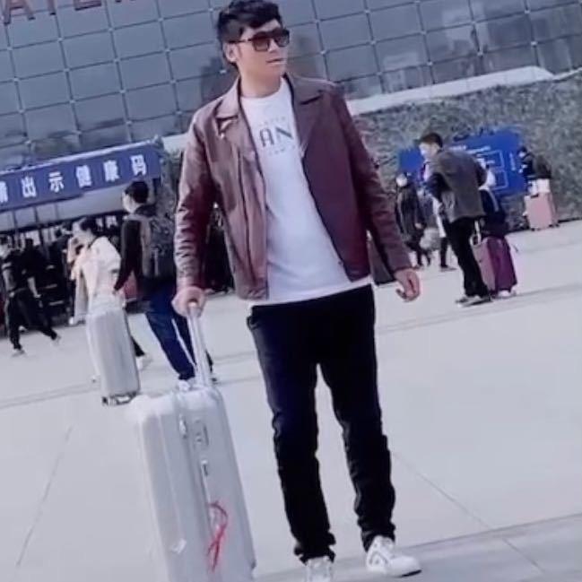 牵你。左手