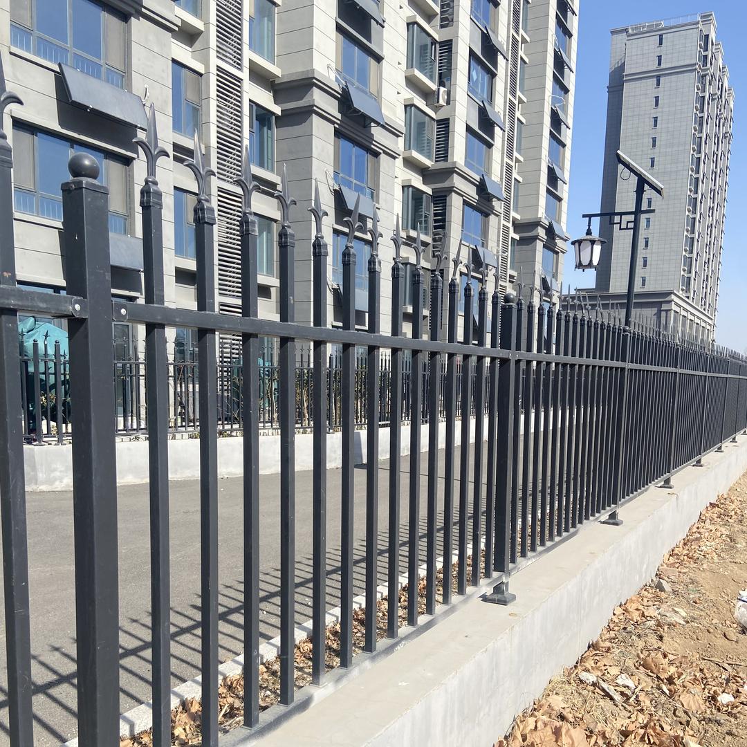 围墙护栏铁艺护栏市草坪护栏生产厂家～万雷