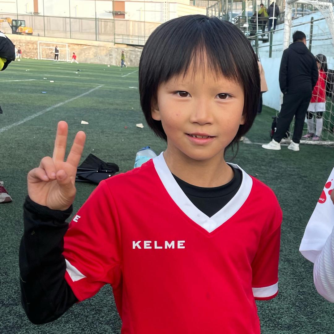 爱足球的女孩露