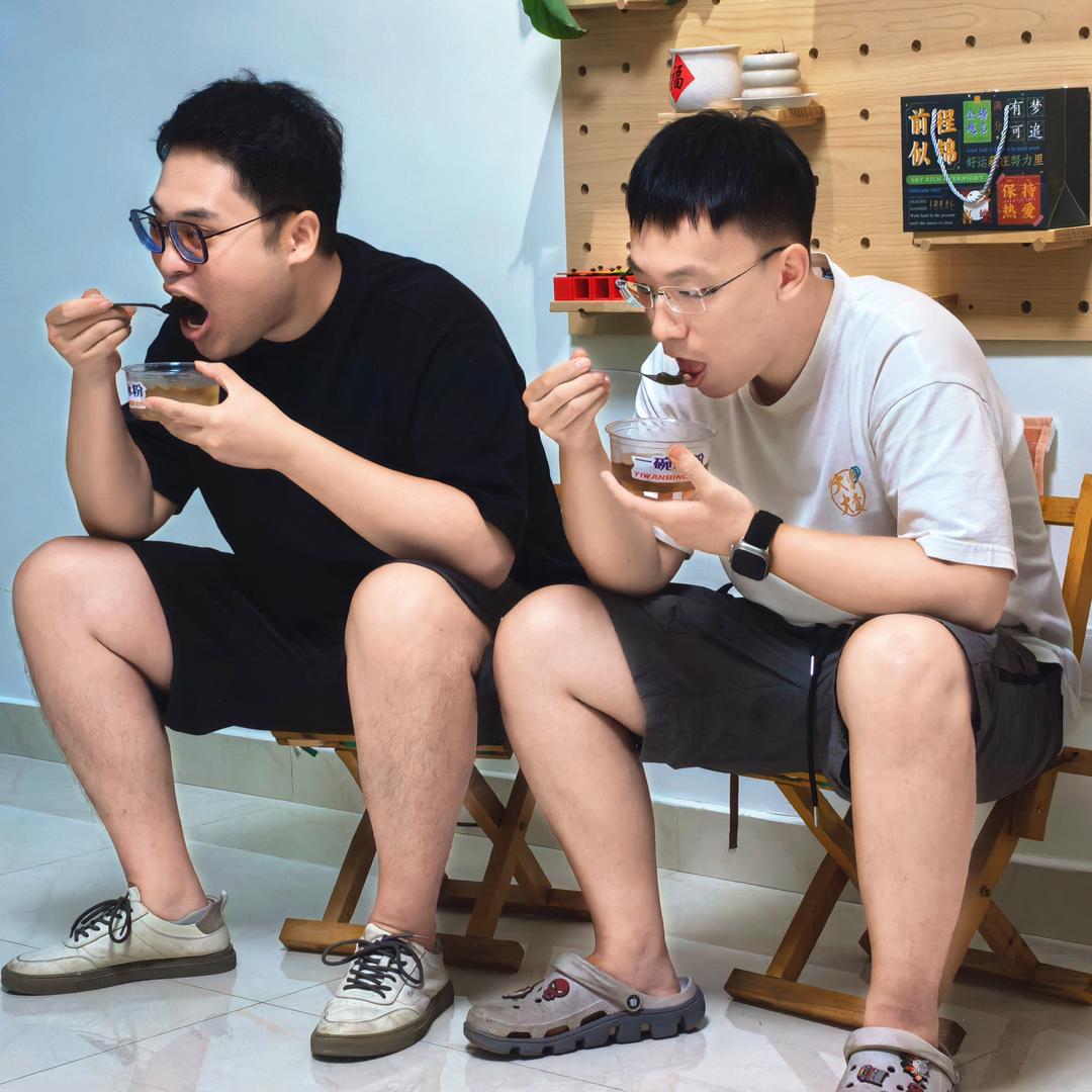 开琴行的老罗与小顾