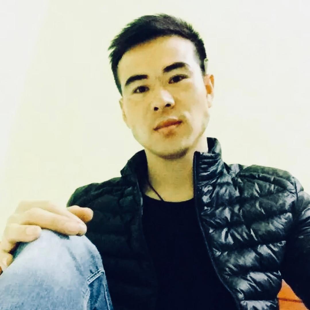 小何