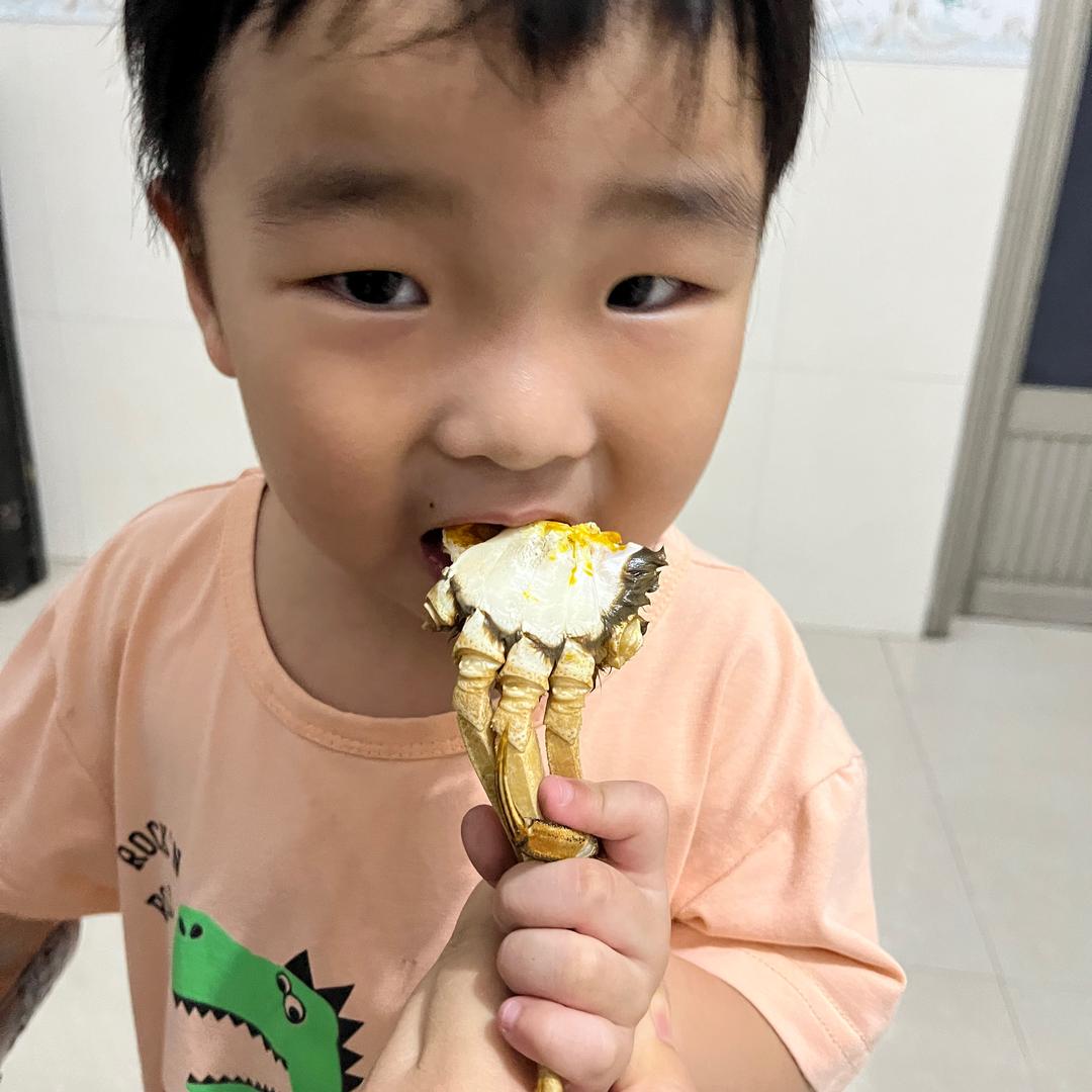 带娃路边卖蟹的小玉