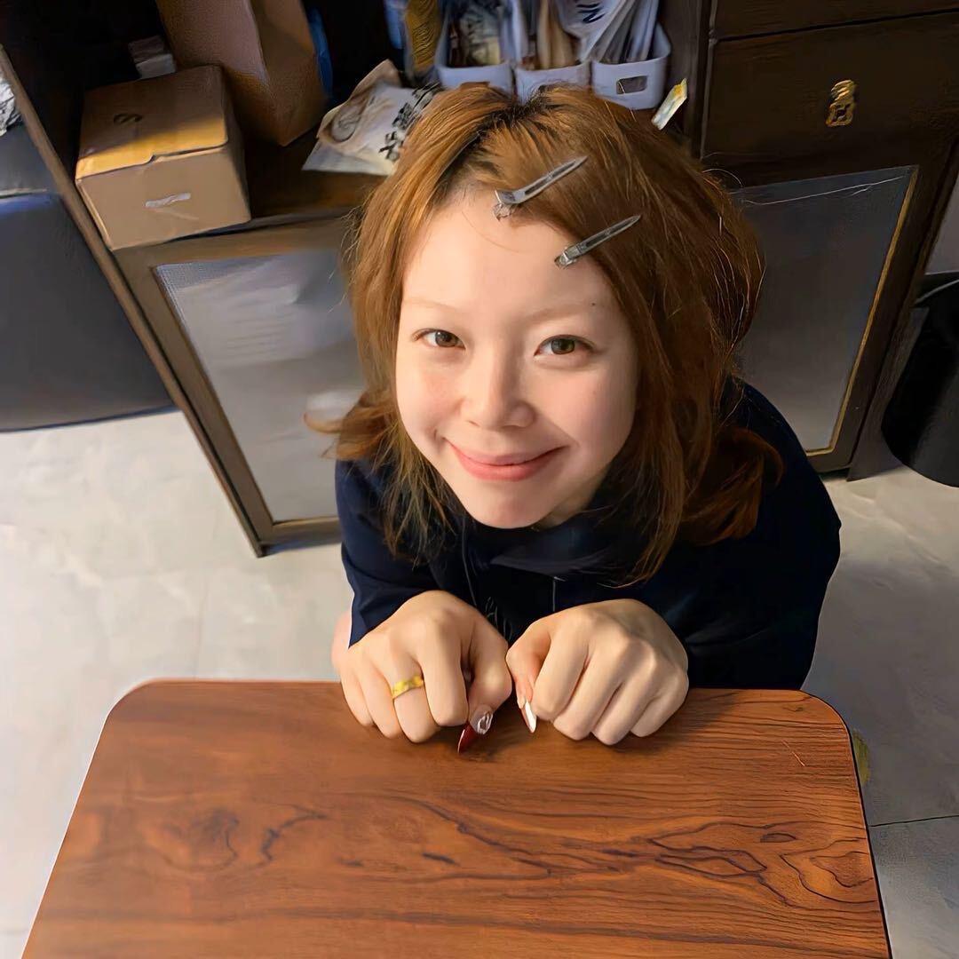 爱吃食物的女孩子