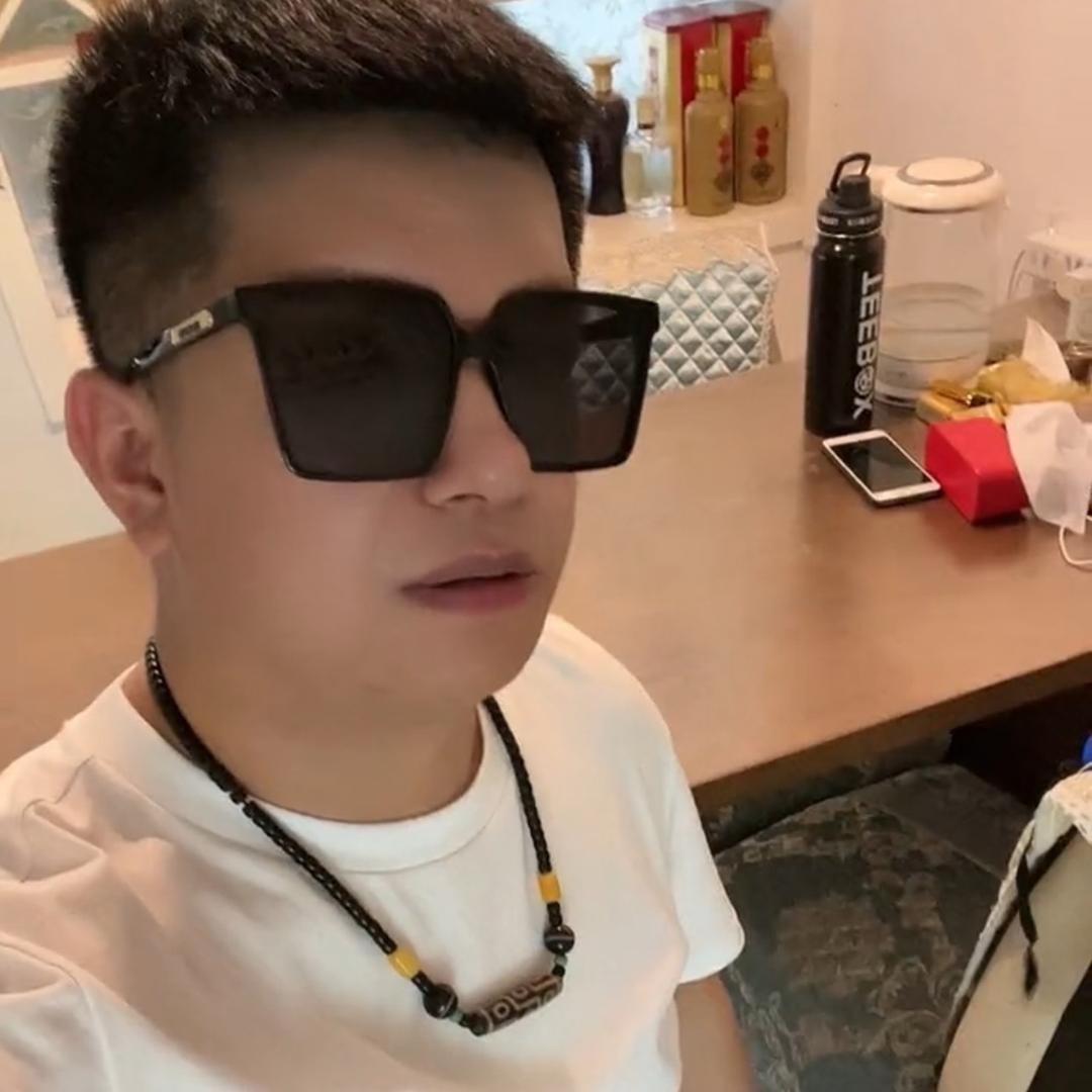 张小张（尊师游三）艾圆圆的小跟班
