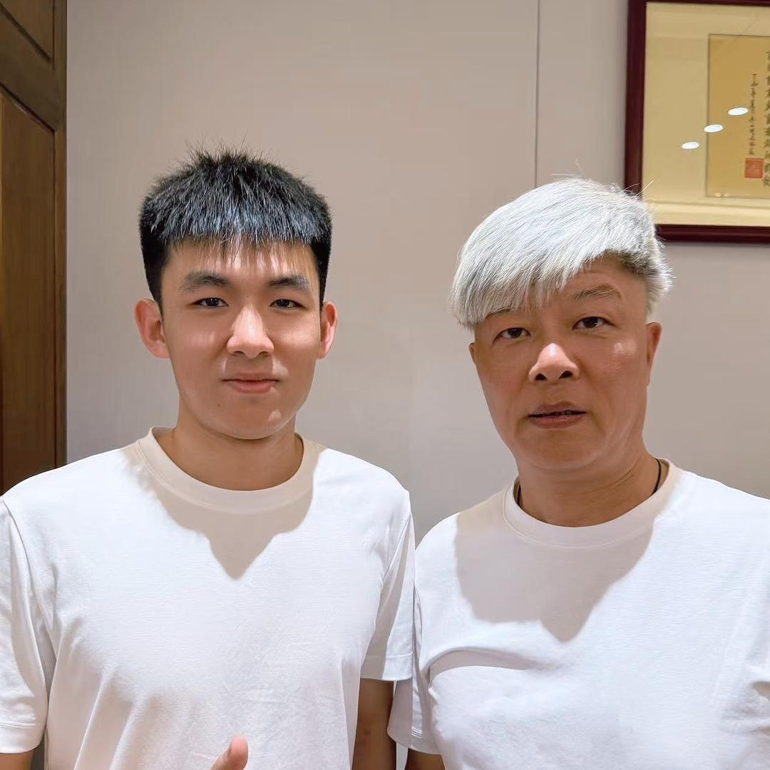 霞湖世家-深圳男装店