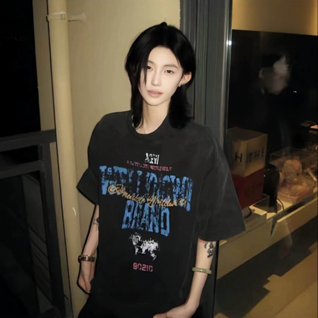 小S.