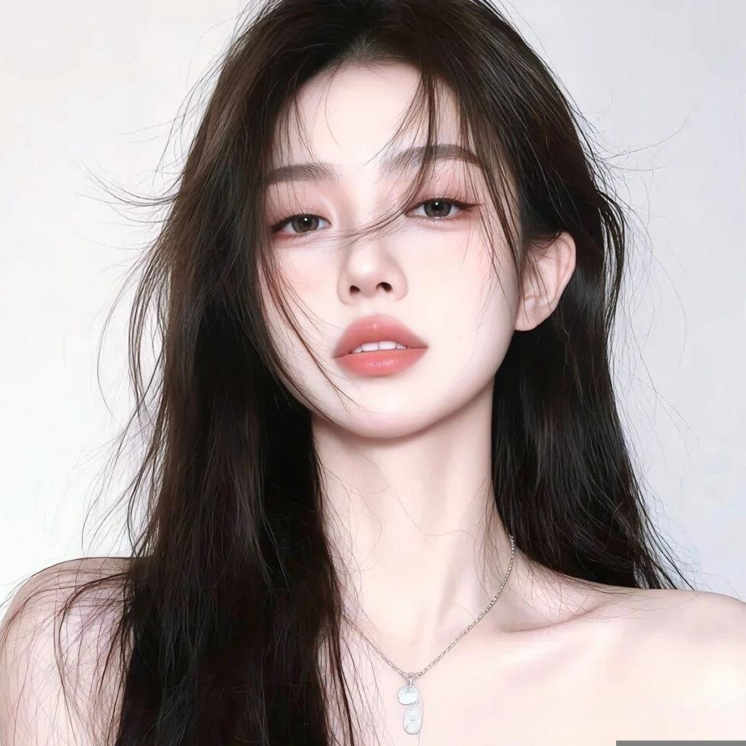 美女爱吃烤鸡翅