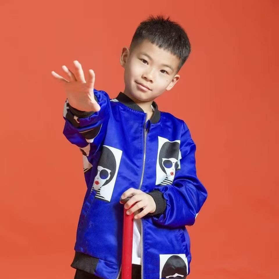 爱唱歌的小白哥哥