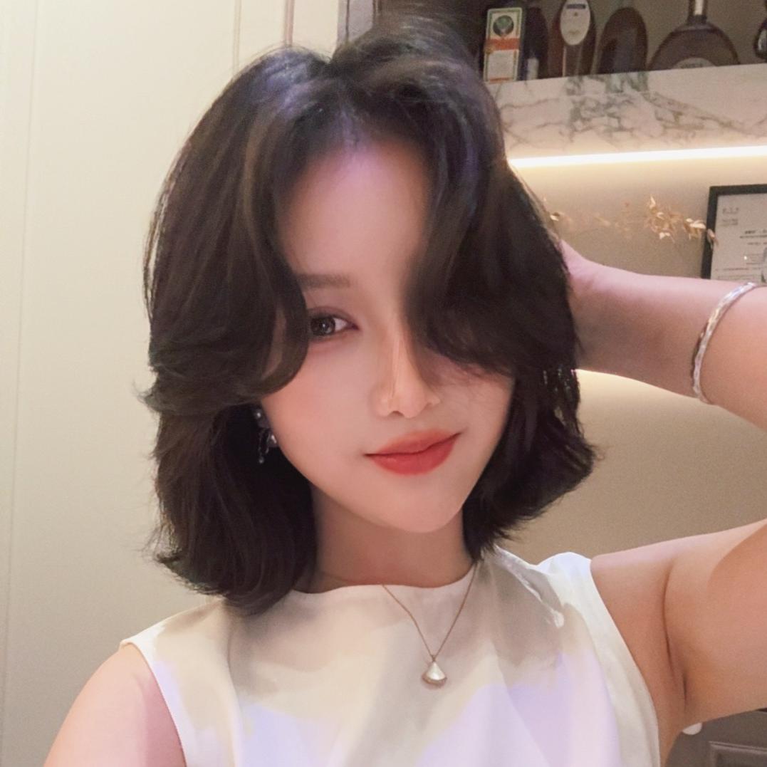 卖岩板的小女孩