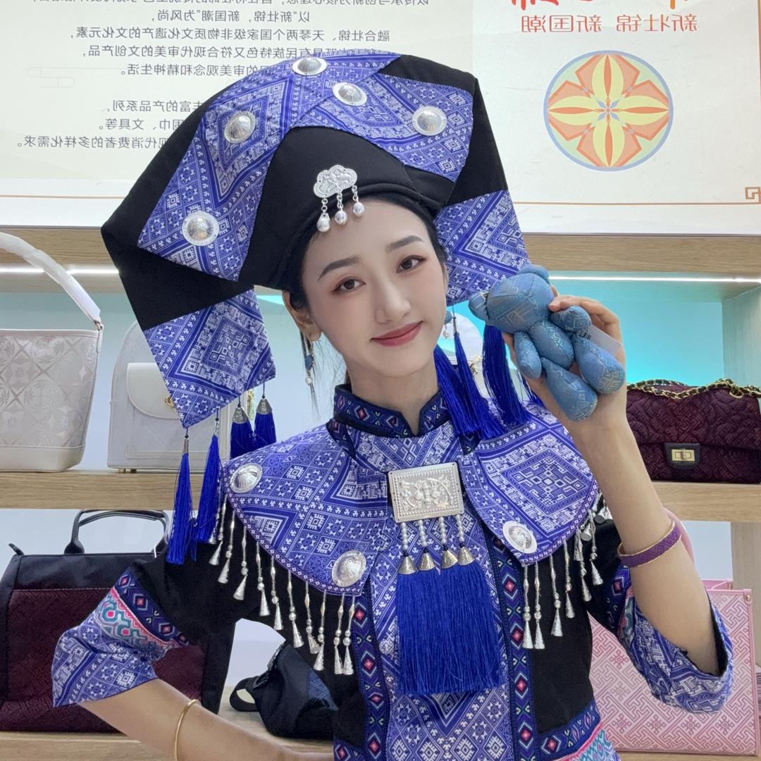 壮锦姑娘霏霏