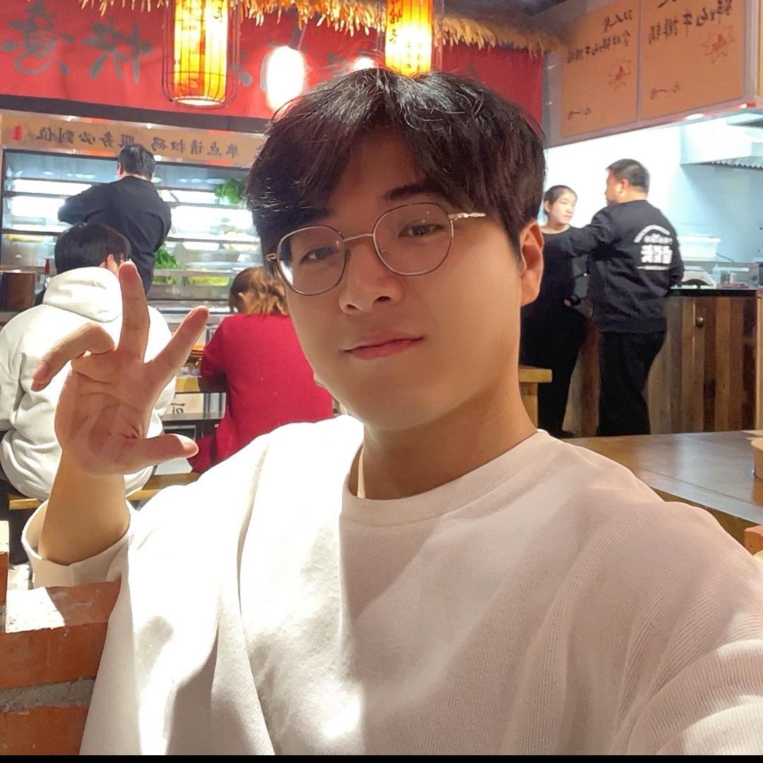 小鹿爱吃草