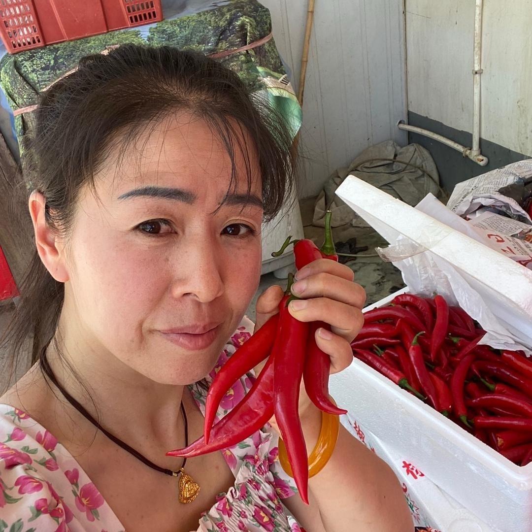 卖韭花的小伙子