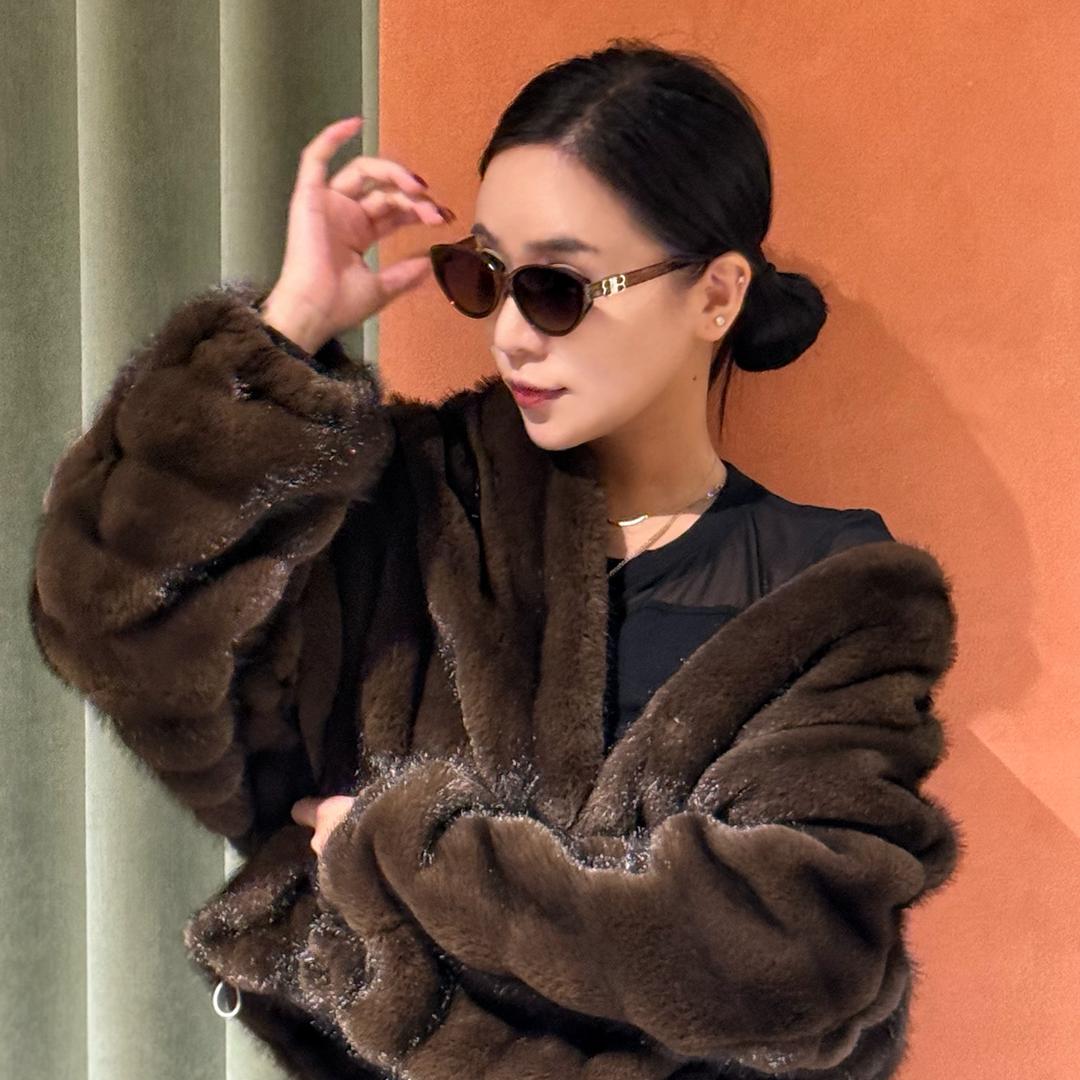 卖女装的Q小姐（卢青青）