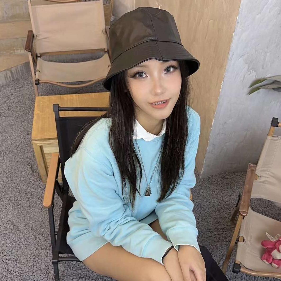 夏洛特嘻嘻嘻（爬山版）