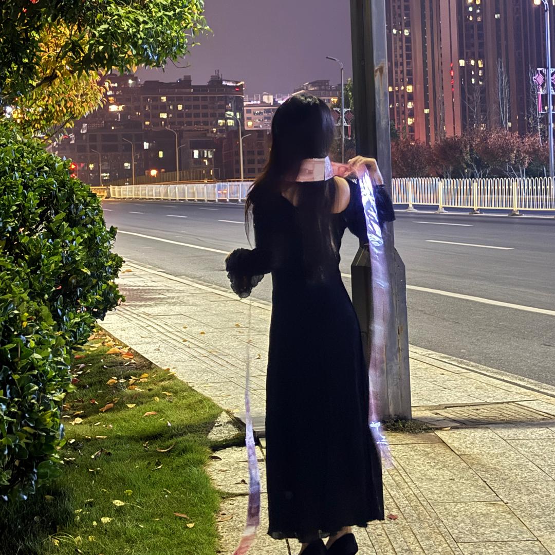 待在绿匣里的猫🐱