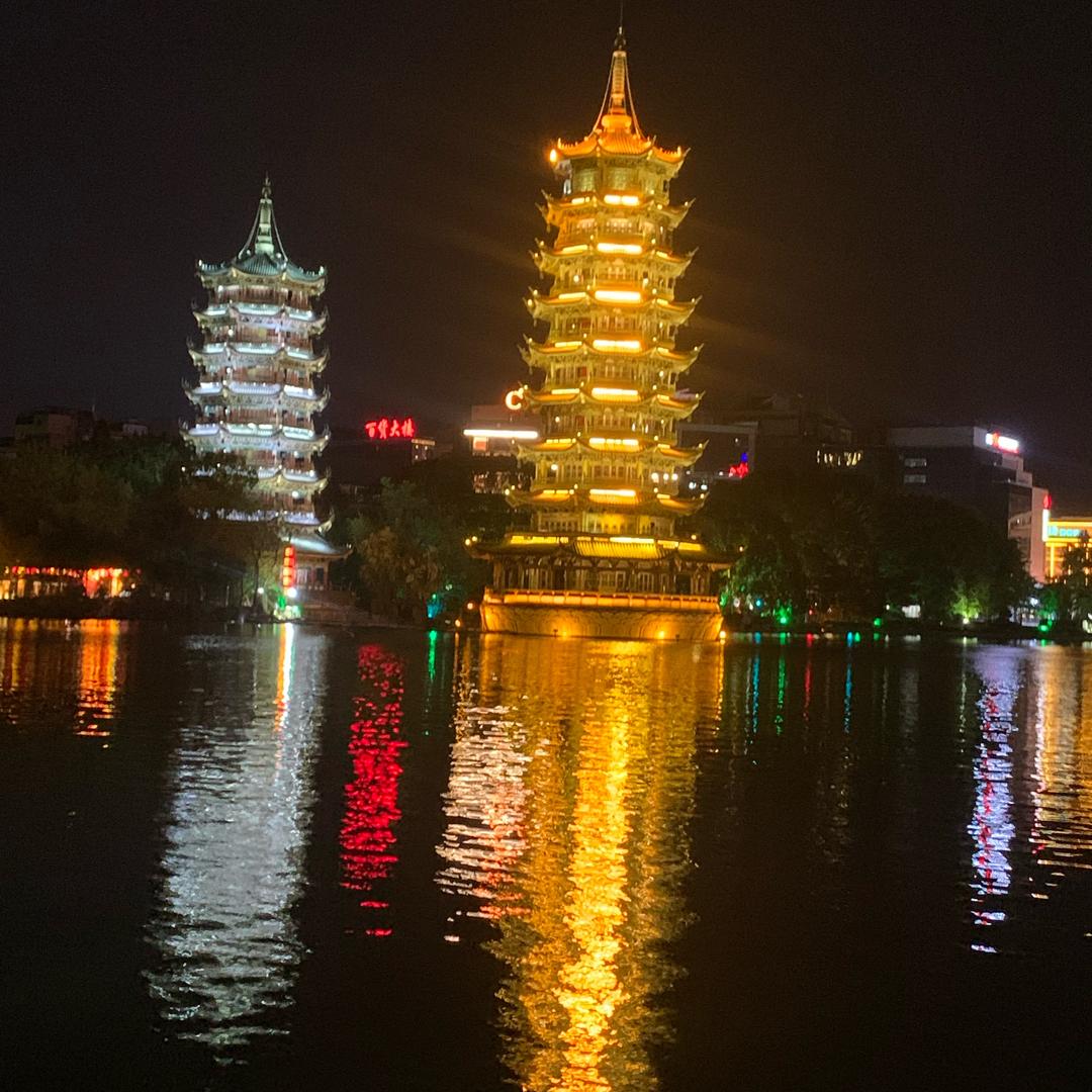 会飞无人机的周周老师