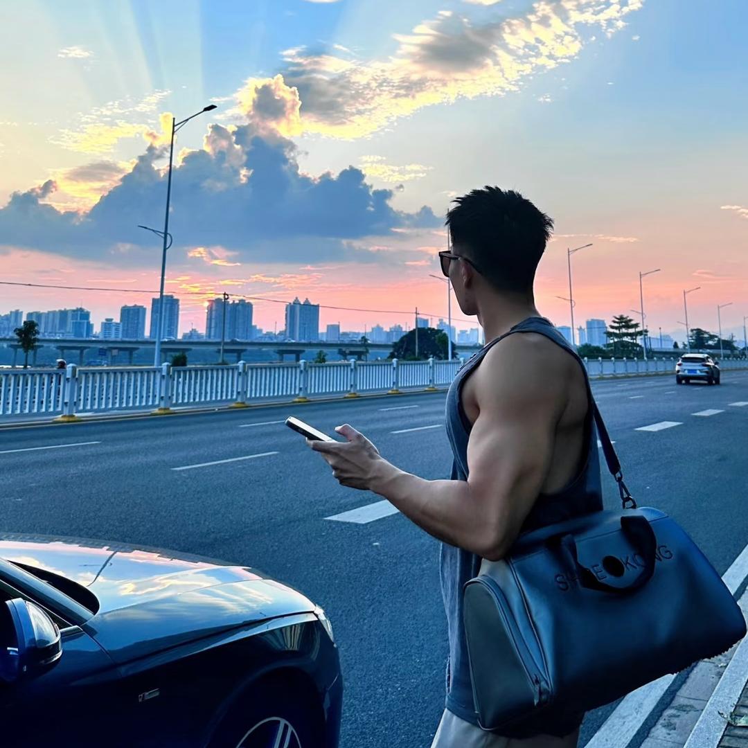 爱健身的小狮子