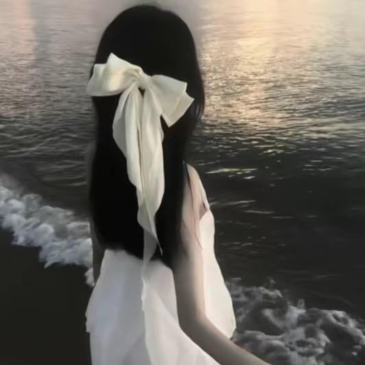 暑假工作的小女孩